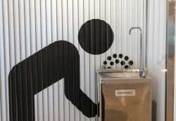 Foto de fuente de agua en el aeropuerto