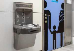 Foto de fuente de agua junto a los servicios del aeropuerto